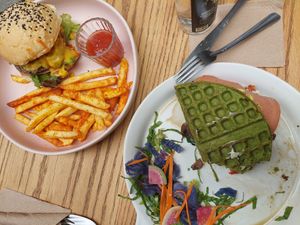 Cheeseburger und Waffeln at Vegamo Centro in Mexico City