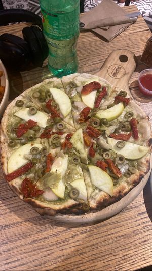 Pesto and pear pizza 🍕   at Vegamo Centro in Mexico City