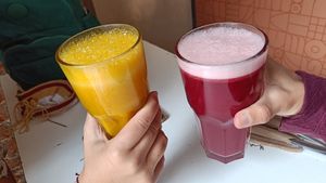 Limonada rosa y "Feel good" jugo at Vegamo Centro in Mexico City