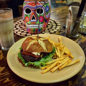 Hamburguesa con medallón de quinoa y frijoles at Vegamo Centro in Mexico City