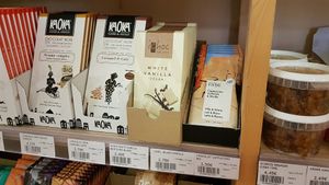 White vegan vanilla chocolate at Biomonde L'Echoppe Bio in Joyeuse