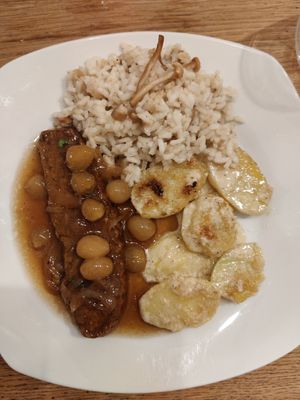Rôti de seitan, gratin dauphinois et risotto aux champignons at Slurps in Brussels