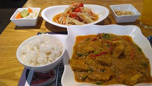 Som tam and Tofu Pad Pong curry at Yummy Thai - 야미타이 in Seoul