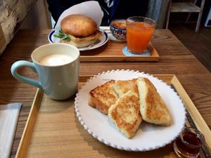 Tofu burger, soy French toast, soy latte, apple and carrot juice at Salunpowaku in Minoo