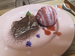 Tiramisù and strawberry ice cream!  at Salunpowaku in Minoo