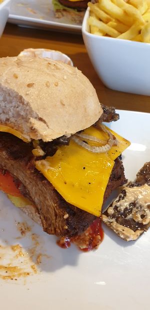 Der BBQ Burger mit Bacon und Keese at Cafe Blattgold in Kiel