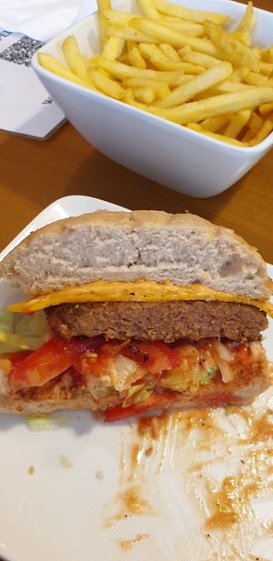 Der Beyond Burger at Cafe Blattgold in Kiel