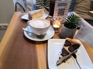 Zupfkuchen, Chai Latte und Zitronenkuchen at Cafe Blattgold in Kiel