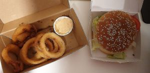 take away burger and onion rings at Cafe Blattgold in Kiel