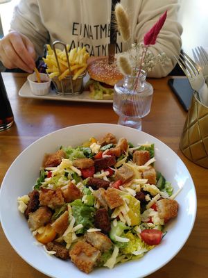 Leckerer Cesar-Salad mit knusprigem (nicht)Geflügelfleisch at Cafe Blattgold in Kiel