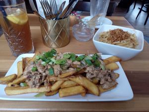 Special: Pommes mit Zürch'er Geschnetzeltem. Regelkarte: Mac'n'cheese (alles vegan) at Cafe Blattgold in Kiel