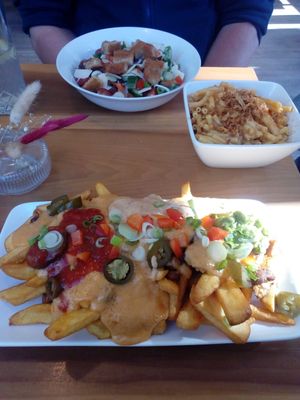 Ceasar salad, mac'n'cheese, chili cheese fries at Cafe Blattgold in Kiel