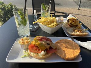 Peanutbutter & Jelly-Burger + Mac‘n Cheeze-Burger at Cafe Blattgold in Kiel