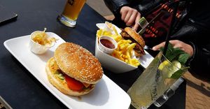 Sehr schnelle Bedienung- und unglaublich leckere und authentische Burger at Cafe Blattgold in Kiel