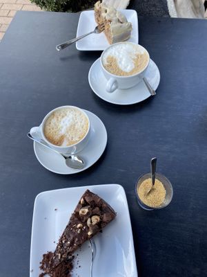 Cappuccino, Chai Latte, Kuchen at Cafe Blattgold in Kiel