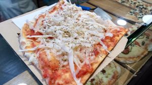 Slice of Pizza for €2.5 euro with divina teresa vegan cheese at Hand Go in Porto