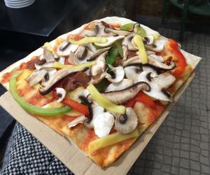 Vegan Pizza at Hand Go in Porto