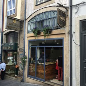 outside  at Hand Go in Porto