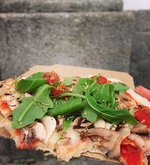 Vegan Pizza ( vegan cheese, mashrooms, arugula, oregano, tomato)
 at Hand Go in Porto