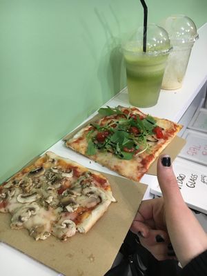 Vegan pizza rucula/tomato & champignon at Hand Go in Porto