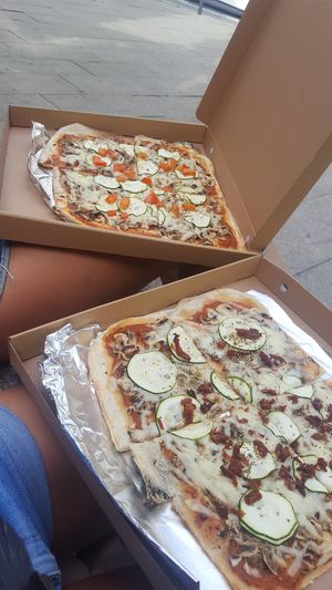 Vegan pizzas at Hand Go in Porto