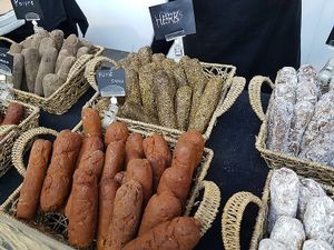 seitan sausages, Veggieworld, Brussels, nov 2018 at Roots Vegan Food in Eperlecques