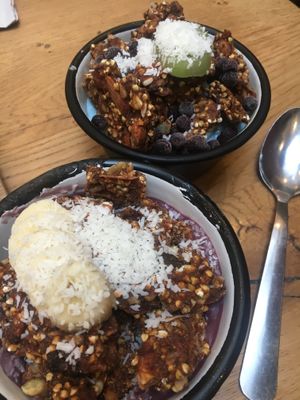 Lots of granola but tiny half filled bowls  at Wild & The Moon - rue Charlot in Paris