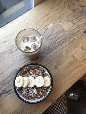Açaí bowl and ice late  at Wild & The Moon - rue Charlot in Paris