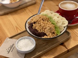 Expert size Acai bowl w/four toppings: kiwi, banana, pacaco & coconut and an Oat milk latte    at Almalibre Acai Bar in Valencia