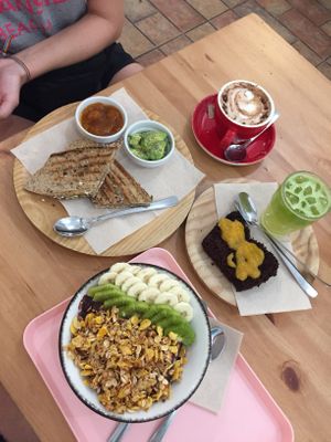 Brunch with toasts, coffee, cake and juice at Almalibre Acai Bar in Valencia