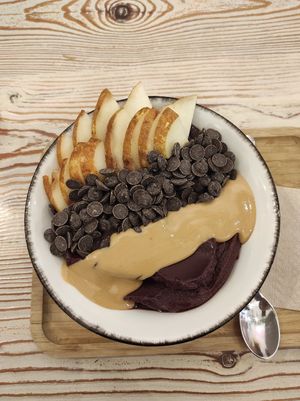 Expert açaí with pear, peanut butter and chocolate at Almalibre Acai Bar in Valencia