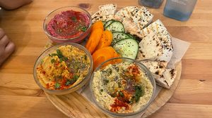 Entrantes de humus  at Almalibre Acai Bar in Valencia