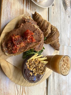 Mixed breakfast  at Almalibre Acai Bar in Valencia