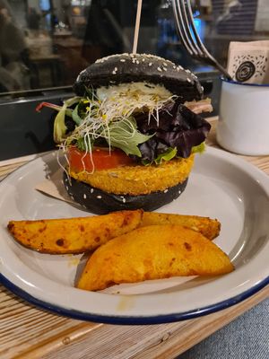 Chickpea and quinoa burger at Almalibre Acai Bar in Valencia