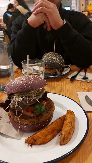 Hamburguesas veganas at Almalibre Acai Bar in Valencia