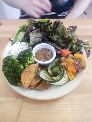 Salad bowl with tempeh at Almalibre Acai Bar in Valencia