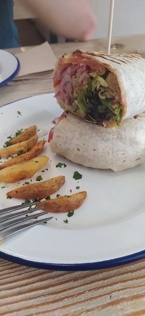 Wrap mediterráneo con salsa de yogur vegana at Almalibre Acai Bar in Valencia