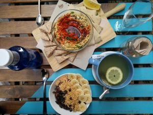 açai and hummus at Almalibre Acai Bar in Valencia