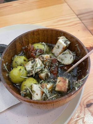 Para picar: aceitunas, tofu y tomate seco. Simple y delicioso    at Almalibre Acai Bar in Valencia