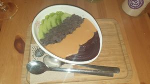 acai bowl with various toppings at Almalibre Acai Bar in Valencia