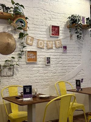 Inside at Almalibre Acai Bar in Valencia