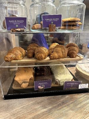 Pastries at the counter at Almalibre Acai Bar in Valencia