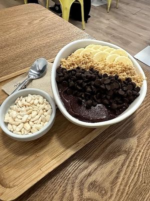 Runner Açaí bowl (traditional 250ml): Dark chocolate, banana, paçoca and extra puffed rice at Almalibre Acai Bar in Valencia