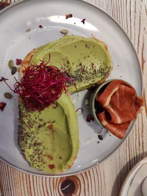 Avocado toast with extra vegan bacon at Almalibre Acai Bar in Valencia