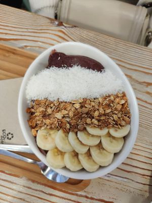 Acai bowl granola at Almalibre Acai Bar in Valencia