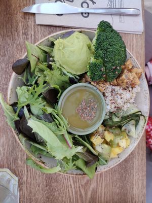 Bowl kilamanjaro at Almalibre Acai Bar in Valencia