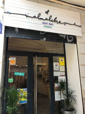 door at Almalibre Acai Bar in Valencia