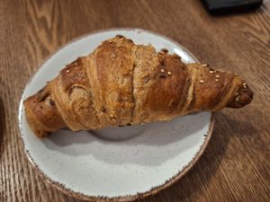 Croissant vegano at Almalibre Acai Bar in Valencia