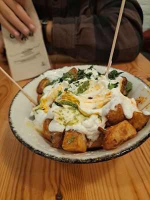 Papas sin beso 💋 Con pesto y mayo at Almalibre Acai Bar in Valencia