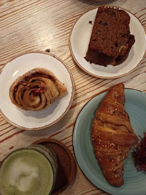 Cinnamon roll croissant banana bread at Almalibre Acai Bar in Valencia